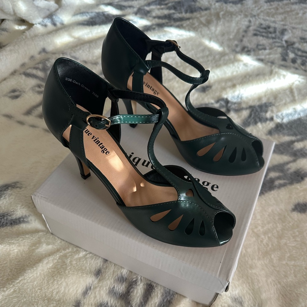 Unique Vintage Emerald T-Strap Peep-Toe Heels NWOT